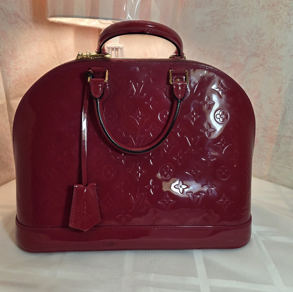 Louis Vuitton Vernis MM Alma. Red. Great Condition.